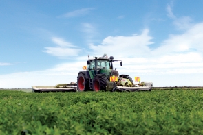 eal-group-contractors-baling-cartage-raking-mowing-wrapping-47